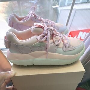 UGG Sneaker Girls, size 5, Pink & White.